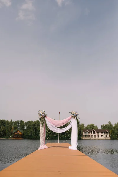 Ceremonia na brzegu jeziora w lecie — Zdjęcie stockowe