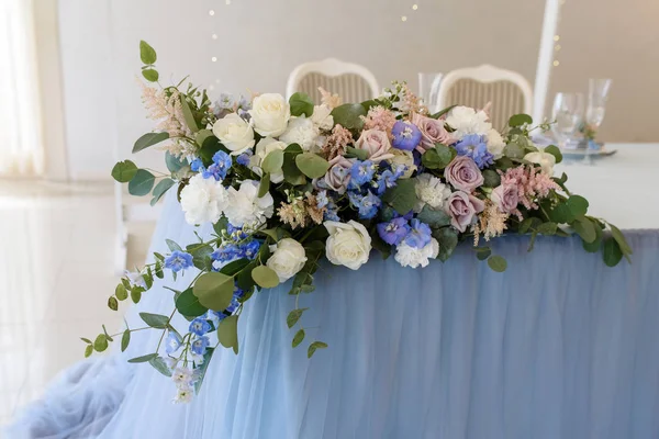 Muitas Flores Diferentes Uma Mesa Casamento Decoração Tecido Mesa Cor — Fotografia de Stock