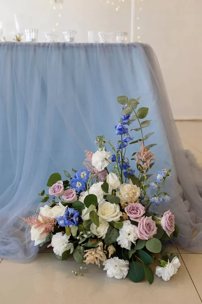 Muitas Flores Diferentes Uma Mesa Casamento Decoração Tecido Mesa Cor — Fotografia de Stock