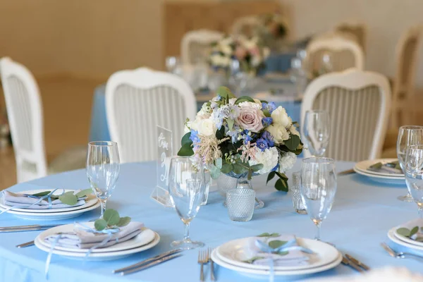 結婚式でゲストのためのランチ テーブル テーブルの上の花瓶に生花 — ストック写真