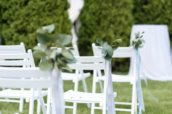 White Chairs Green Lawn Wooden Chairs Guests Wedding Ceremony — Stock Photo, Image