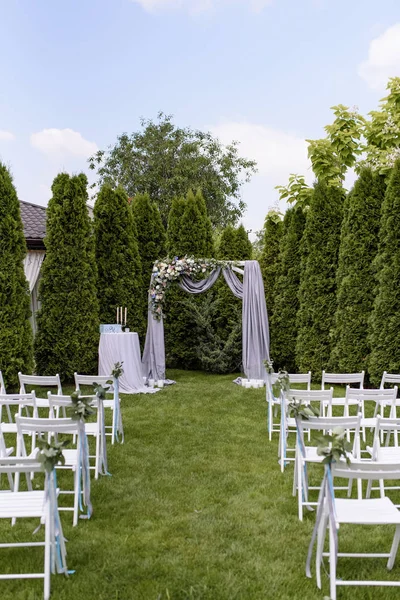 Pass to a wedding arch.