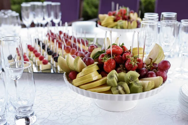 Maceta de fruta blanca con la gama de fruta brillante . — Foto de Stock