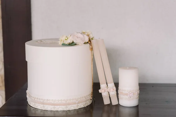 Acessórios de casamento: a caixa decorada e velas — Fotografia de Stock
