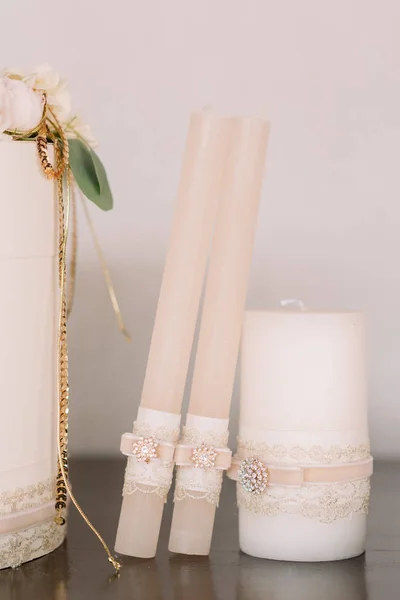 As velas brancas decoradas com rendas e um belo broche com pedras — Fotografia de Stock