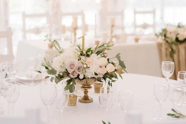 Tischdekoration mit festlichem Strauß aus frischen Blumen. — Stockfoto