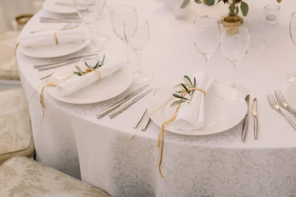 Decorazione magnifica di una tavola nuziale e un piatto di pranzo . — Foto Stock