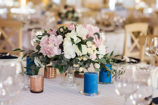 Элегантная композиция из свежих цветов на свадебном столе — стоковое фото