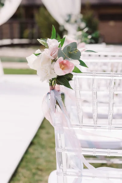 Cadeiras brancas para convidados em uma cerimônia de casamento de luxo — Fotografia de Stock