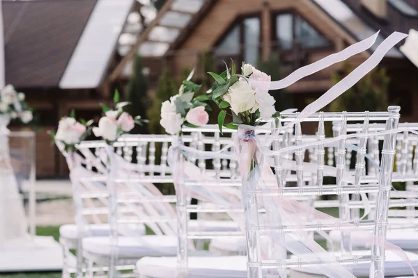 Cadeiras brancas para convidados em uma cerimônia de casamento de luxo — Fotografia de Stock