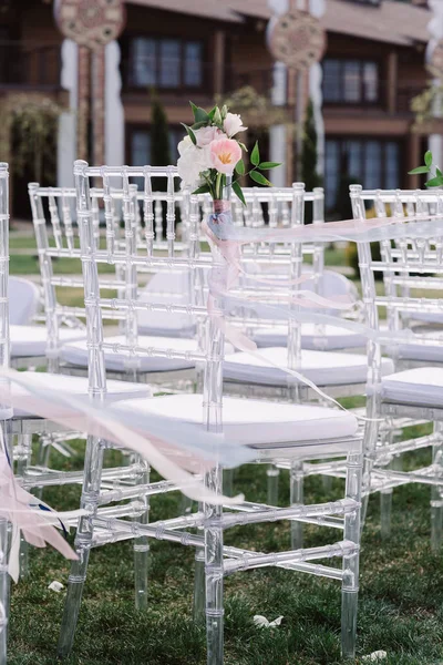 Chaises blanches pour invités à une cérémonie de mariage de luxe — Photo