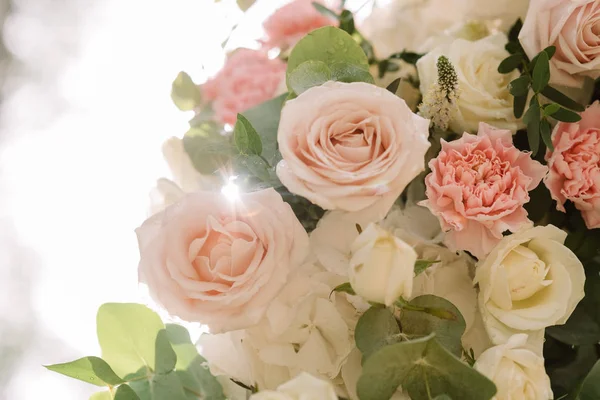 Асортимент квітів ніжних відтінків на весільній арці . — стокове фото