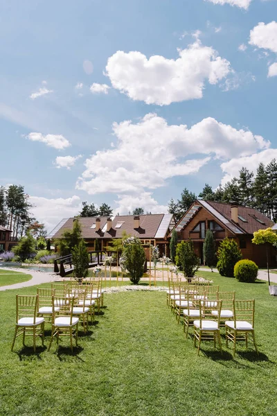 Decoração elegante e moderna para uma cerimônia de casamento sob o céu aberto . — Fotografia de Stock