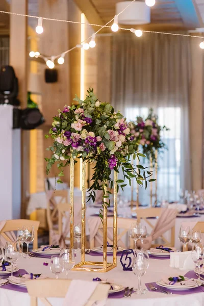 Es una gran cantidad de hermosas flores en un soporte de metal alto — Foto de Stock