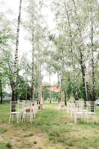 O arco quadrado decorado pelo tecido da cor rosa e fresco com flores — Fotografia de Stock