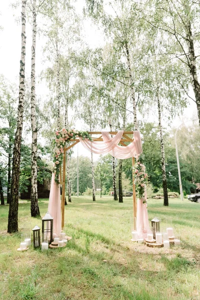 Decoração elegante em um casamento de floresta entre vidoeiros . — Fotografia de Stock