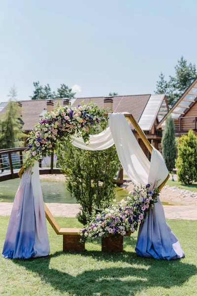 Arco hexagonal original de uma cerimônia de casamento . — Fotografia de Stock