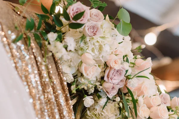 Composição de flores em um arco de casamento . — Fotografia de Stock