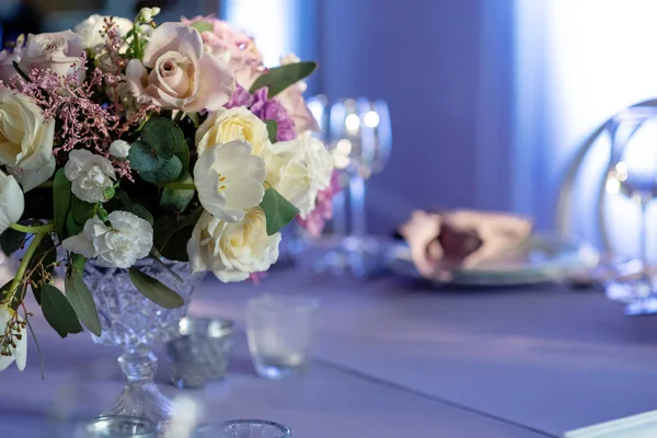 Flores leves e doces em um vaso de vidro — Fotografia de Stock