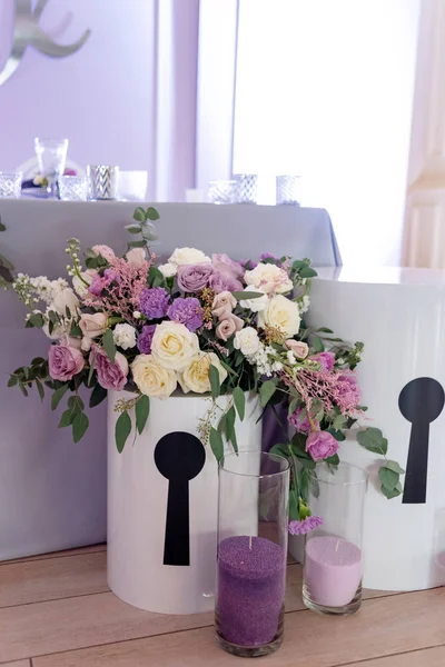 Grande caixa redonda com flores e frascos de vidro com velas. Decoração de casamento moderno — Fotografia de Stock