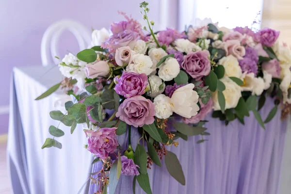 Composição de grande volume de flores frescas. Florística de casamento com ênfase em flores lilás — Fotografia de Stock