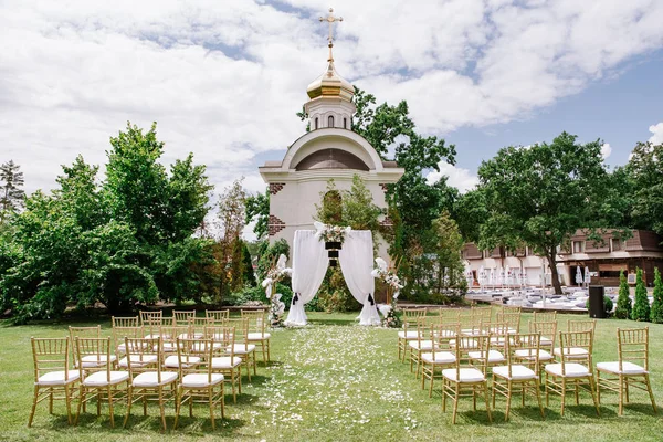 Bela área para a cerimônia de casamento no verão no gramado verde — Fotografia de Stock