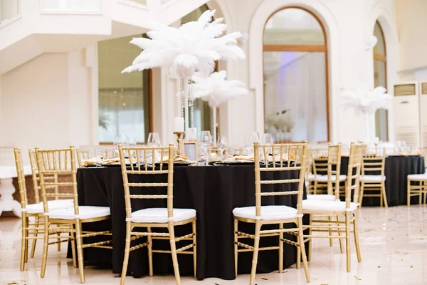 Toalhas de mesa pretas em mesas grandes e redondas para um almoço de casamento . — Fotografia de Stock