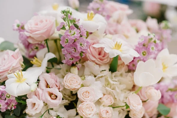 Un grande bouquet di colori freschi di tonalità chiare e pastello sul tavolo dello sposo e della sposa — Foto Stock