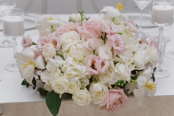 Un grande bouquet di sfumature chiare e pastello sul tavolo dello sposo e della sposa. Bellissimi fiori freschi bianchi, rosa — Foto Stock