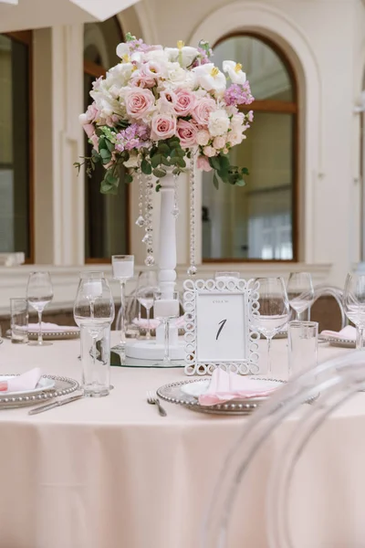 Luxus-Hochzeitstisch mit schönen Blumen. rosa stilisiert — Stockfoto