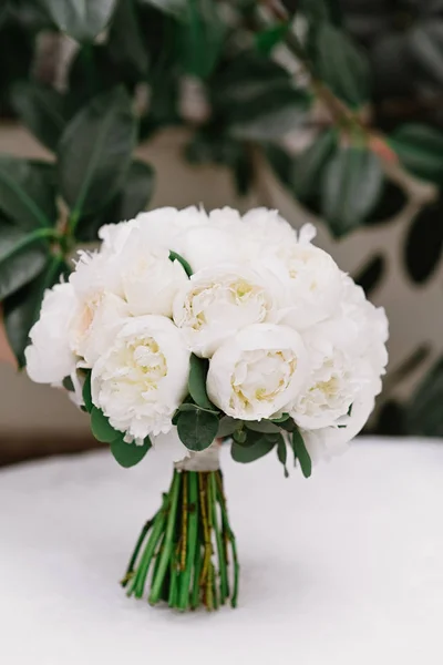 Un bellissimo bouquet per spose fatto di pini bianchi rotondi con steli naturali — Foto Stock