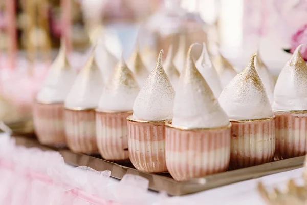 Un montón de hermosos pasteles con una gran parte superior de deliciosa crema —  Fotos de Stock
