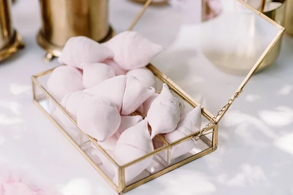 Um belo marshmallow de ar em uma caixa de vidro em uma mesa de férias com doces — Fotografia de Stock