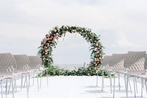 O arco de casamento redondo é decorado com uma variedade de flores frescas e verdes . — Fotografia de Stock