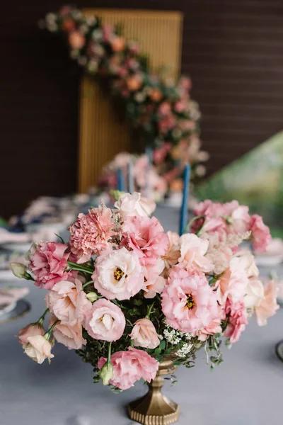 Le beau bouquet de mariage sur la table de vacances orne la table pour les invités — Photo