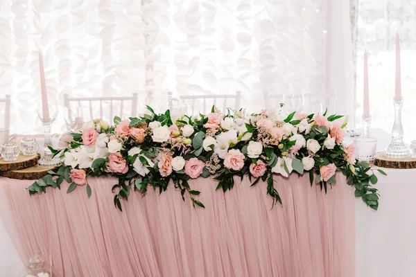 Lujosa y amplia composición de flores frescas. Eustoma rosa y blanco en la mesa de la boda . — Foto de Stock