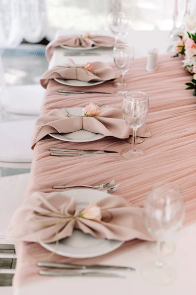 Um serviço luxuoso do noivo e noiva mesa de casamento com pratos caros, óculos e guardanapos de pano vestido . — Fotografia de Stock