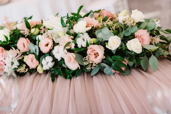 Elegante Dekoration des Hochzeitstisches von Bräutigam und Braut mit Fett und frischen Blumen mit weißer Baumwolle. — Stockfoto