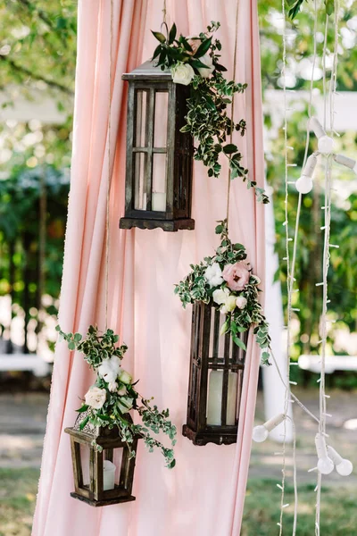 Lindo vintage luzes-castiçais pendurar perto do lugar para a cerimônia de casamento — Fotografia de Stock