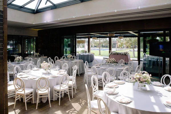 結婚式のお客様のための白いテーブルクロスとスタイリッシュな快適な椅子を備えた豪華なテーブル — ストック写真