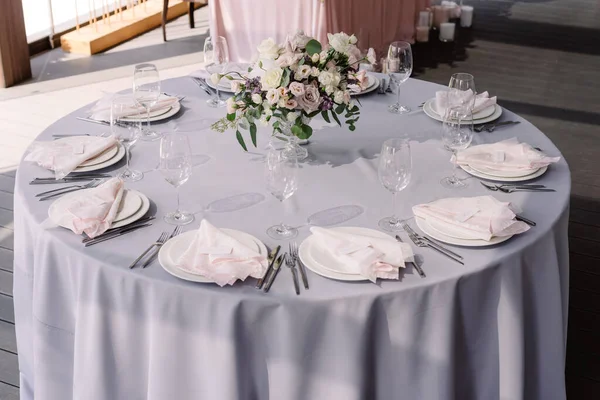 A decoração da arte da mesa em uma toalha de mesa de cor elegantemente combinada, guardanapos e flores frescas — Fotografia de Stock