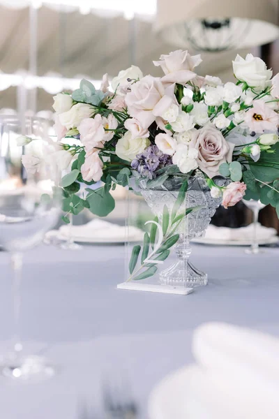 Decoração elegante de casamento moderno com flores frescas e número de mesa em um pequeno suporte de vidro . — Fotografia de Stock