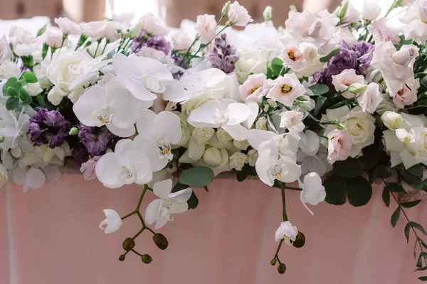 Багато розкішних свіжих квітів на весільному столі нареченої і нареченої — стокове фото