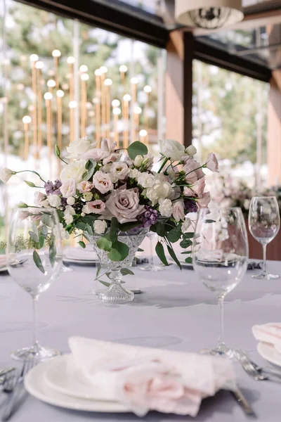 Un hermoso ramo de flores frescas en un jarrón de cristal en la mesa de vacaciones . —  Fotos de Stock