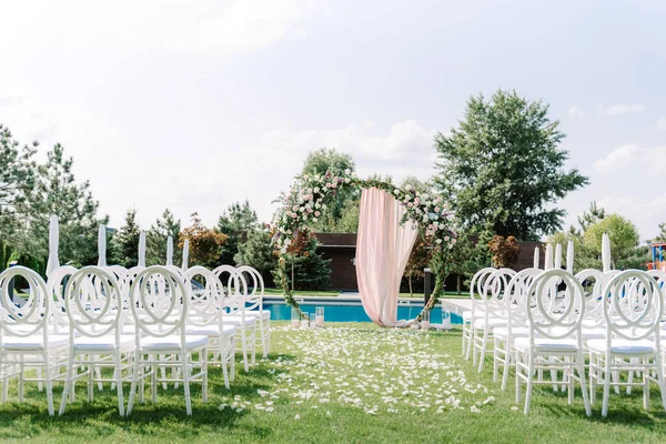 Nowoczesny wystrój miejsca na ślub na świeżym powietrzu — Zdjęcie stockowe