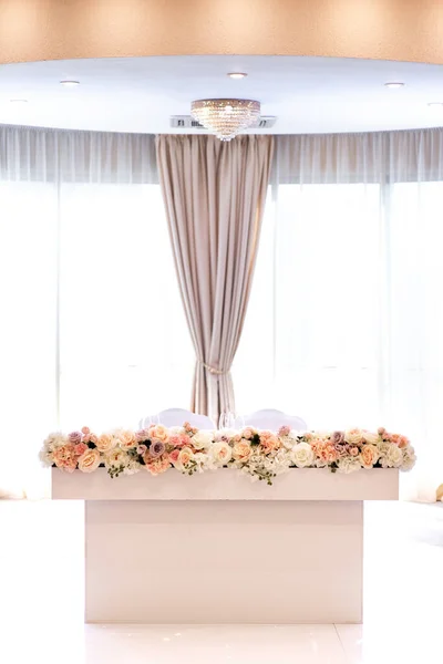 Variedade de tons e variedades de rosas na decoração elegante da mesa de recém-casados — Fotografia de Stock