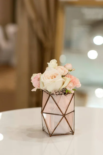 Botões de rosas e cravos em um suporte geométrico. Vaso de metal para decoração. Pequeno detalhe elegante da decoração do casamento — Fotografia de Stock