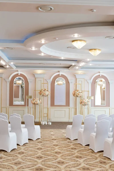 Modisches Dekor für eine klassische Hochzeit im feierlichen Saal eines teuren Hotels — Stockfoto