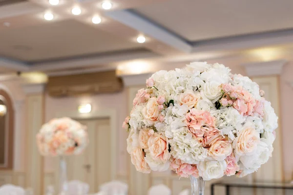 Grandes buquês de cravos frescos e rosas redondas. Flores do casamento — Fotografia de Stock