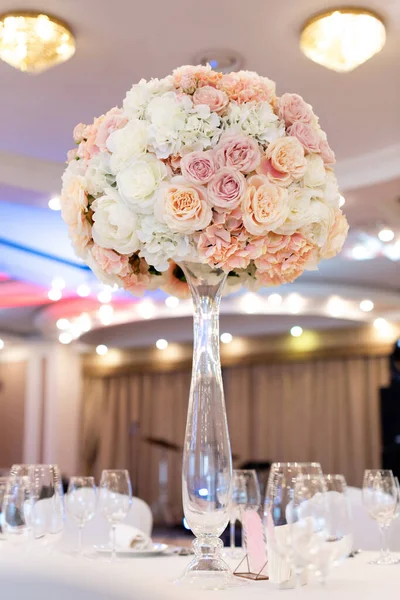 Flores de casamento em um vaso de vidro alto. Decoração de casamento em tons pastel . — Fotografia de Stock